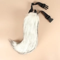Detalle de cola de zorro de piel sintética con cinturón negro ajustable y hebilla - Mezcla de Blanco Zorro de Nieve