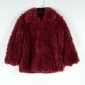 Dettaglio della giacca in ecopelliccia bordeaux con texture soffice e grande revers - S / Borgogna