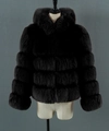 Detail van zwarte faux fur jas met capuchon en horizontale gestreepte pluche textuur - S / Zwart