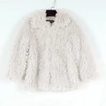 Dettaglio di un cappotto in ecopelliccia bianca con trama soffice e colletto a revers - S / Bianco
