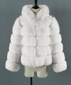 Detailopname van witte jas van imitatiebont met horizontale gesegmenteerde pluche textuur - S / Wit