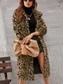 Detailansicht der Leopard-Webpelzjacke mit flauschiger Textur und modischem Kragen-Design - S / Grüner Leopard