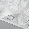 Dettaglio del ricamo inglese in cotone bianco con bottoni e design con coulisse - Taglia S / Top / Bianco