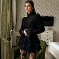 Elegante abito corto in pizzo nero con maniche a lanterna e balze a strati - S / Nero