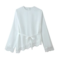 Elegante top blanco de manga larga con retales de encaje y cinturón de lazo ajustable - S / Blanco