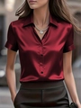 Dettaglio della camicia rossa a maniche corte in raso con texture setosa e bottoni - S / Borgogna