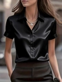 Dettaglio dell'elegante camicia in raso nero che mostra la trama liscia e i bottoni frontali - S / Nero