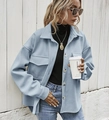 Dettaglio della giacca camicia azzurra con colletto a rever e tasche con patta in lana - S / Azzurro