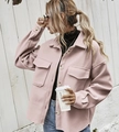 Dettaglio della giacca camicia in lana rosa con bottoni marmorizzati e grandi tasche - S / Rosa