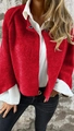 Detail van rood getextureerd gebreid jasje met vintage knopen en witte kraag - S / Tops / Rood