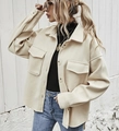 Dettaglio della sovracamicia oversize in lana beige con grandi tasche sul petto - S / Albicocca