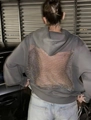 Detailansicht der glitzernden silbernen Strass-Applikation am Rücken des grauen Hoodies - XS / Grau