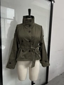 Vista frontal detallada de gabardina corta verde oliva con botones de doble botonadura - S / Tops / Verde