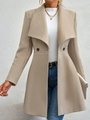 Detail van beige wollen jas met klassieke reverskraag en zwarte knopen, slanke pasvorm - S / Khaki
