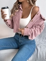 Detail van roze corduroy kort jasje met gouden ketting en wit mouwloos shirt voor vrouwen - S / Roze