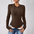 Detail eines gerippten braunen Bodysuits mit Kapuze, Kordelzug und Henley-Ausschnitt - S / Kaffeebraun