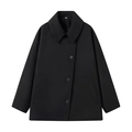 Dettaglio del cappotto corto nero da donna con grandi revers e chiusura con bottoni - S / Nero