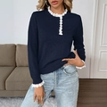 Détail d'un pull en maille bleu marine avec bordure en dentelle blanche et boutons - S / Bleu Marine