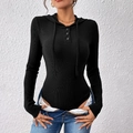 Detail eines schwarzen gerippten Bodysuits mit Kapuze und Henley-Ausschnitt mit Silberknöpfen - S / Schwarz
