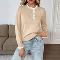 Dettaglio del maglione in maglia beige con delicato pizzo bianco e piccoli bottoni decorati - S / Cachi