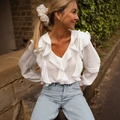 Gros plan sur les volants en dentelle blanche et les bordures florales de la chemise femme - S / Blanc