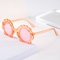 Detalle de gafas de sol infantiles con forma de concha naranja y purpurina dorada - Naranja Cristal