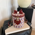 Bolso cubo tricolor con patrón de corazones, lazo rojo y correa de cadena dorada - Rombos de Corazón / Rojo