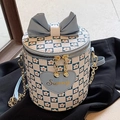 Bolso cubo de cuadros azules y blancos con estampado floral amarillo y lazo azul claro - Azul