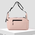 Bolso bandolera de nailon rosa claro con correa negra ancha y bolsillos de utilidad - Rosa