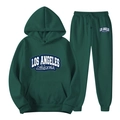 Dettaglio della stampa Los Angeles sulla felpa con cappuccio verde scuro e i pantaloni - Taglia S / Verde scuro