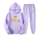Dettaglio della stampa dorata king crown sul completo felpa con cappuccio e pantaloni viola - Taglia S / Lavanda
