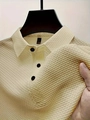 Dettaglio della polo beige in maglia a nido d'ape con tessuto testurizzato e bottoni neri - S / Cachi