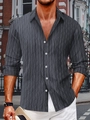 Dettaglio camicia da uomo grigio scuro con trama goffrata a rombi e bottoni bianchi a contrasto - S / Grigio