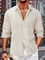 Dettaglio ravvicinato della camicia casual da uomo beige con tessuto jacquard geometrico - S / Bianco
