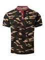 Dettaglio del colletto Henley bordeaux e dell'etichetta taglia M sulla polo mimetica - S / Verde Scuro