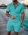 Détail d'un ensemble polo bleu cyan avec fermeture éclair sur un ponton tropical - S / Haut Et Bas / Cyan