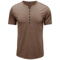 Détail du col Henley boutonné et de la texture de ce T-shirt en coton marron foncé pour hommes - S / Marron