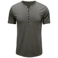 Detailansicht eines graugrünen Henley-Shirts mit Fünf-Knopf-Leiste und Stricktextur - S / Grau