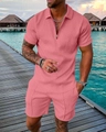 Détail de l'ensemble polo rose texturé avec col V zippé et short assorti pour hommes - S / Haut Et Bas / Rose