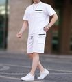 Dettaglio del set estivo da uomo bianco con tasche cargo e cerniere nere - S / Bianco