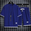 Dettaglio del tessuto nido d'ape blu su T-shirt da uomo con bordi bianchi a contrasto - Taglia M / Top E Pantaloni / Blu navy