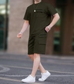 Dettaglio della tasca cargo verde oliva sul set di maglietta a maniche corte e pantaloncini - S / Verde Militare