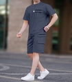 Completo techwear da uomo con t-shirt multitasche e pantaloncini cargo in un set all'aperto - S / Grigio
