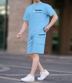 Dettaglio del set cargo uomo celeste con pantaloncini multitasche e t-shirt casual - S / Top E Pantaloni / Celeste