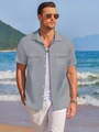 Nahaufnahme des gestreiften Herren-Kurzarmhemdes mit Brusttaschen am sonnigen Strand - S / Schwarz und Grau