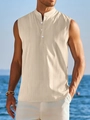 Detail eines hellbeigen ärmellosen Herren-Henley-Shirts mit Textur und weißen Knöpfen - S / Khaki
