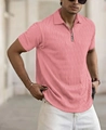 Gros plan sur un polo rose pour homme avec col zippé et texture nid d'abeille - S / Rose