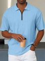 Dettaglio della polo azzurra con trama a maglia testurizzata e colletto con cerniera nera - S / Blu