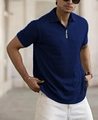 Détail d'un polo homme bleu foncé avec tissu texturé et fermeture éclair métallique au col - S / Bleu marine