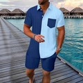 Herren-Set aus blauem Waffel-Kurzarmhemd und Shorts am Strand auf dem Holzsteg - S / Marineblau und Blau